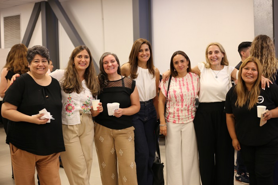 imagen La comunidad educativa de la FCM brindó por fiestas felices y en paz