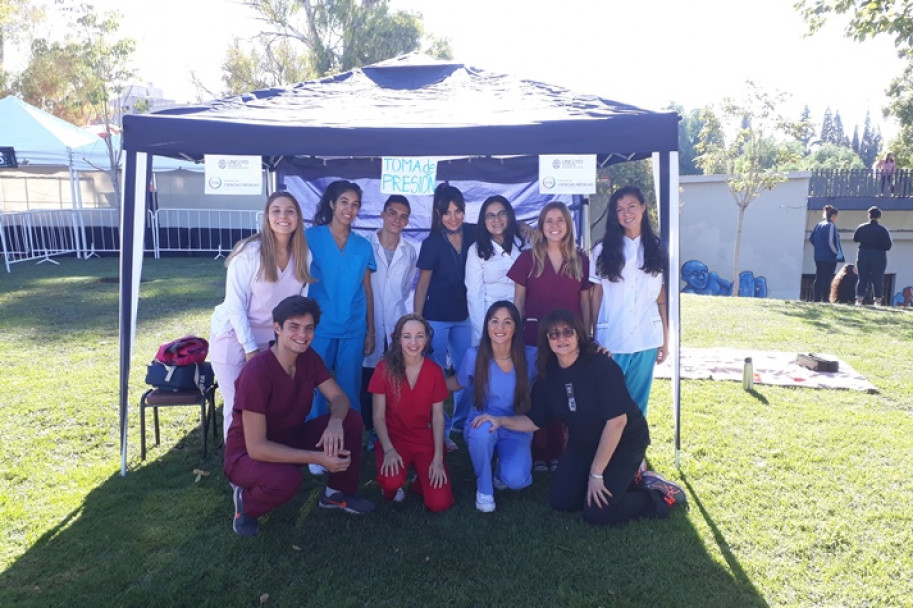 imagen Estudiantes de la FCM en la 5ta. Edición de la Media Maratón de la Ciudad de Mendoza