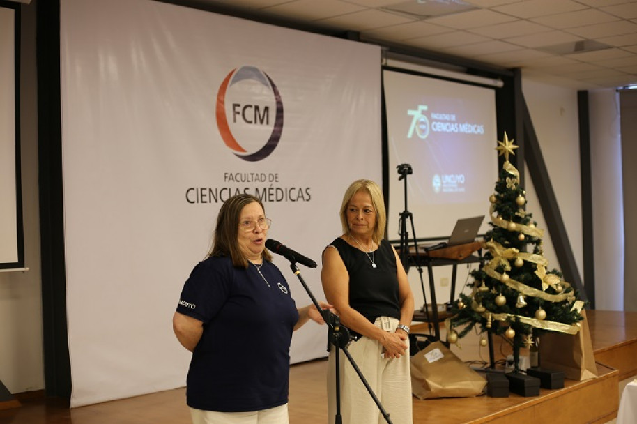 imagen La comunidad educativa de la FCM brindó por fiestas felices y en paz