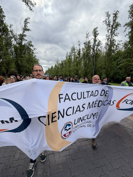 imagen Miles de personas marcharon en Mendoza por la Ley de Financiamiento Universitario