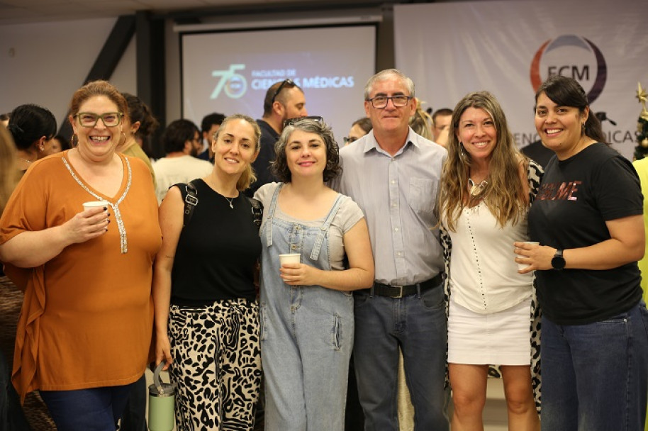 imagen La comunidad educativa de la FCM brindó por fiestas felices y en paz