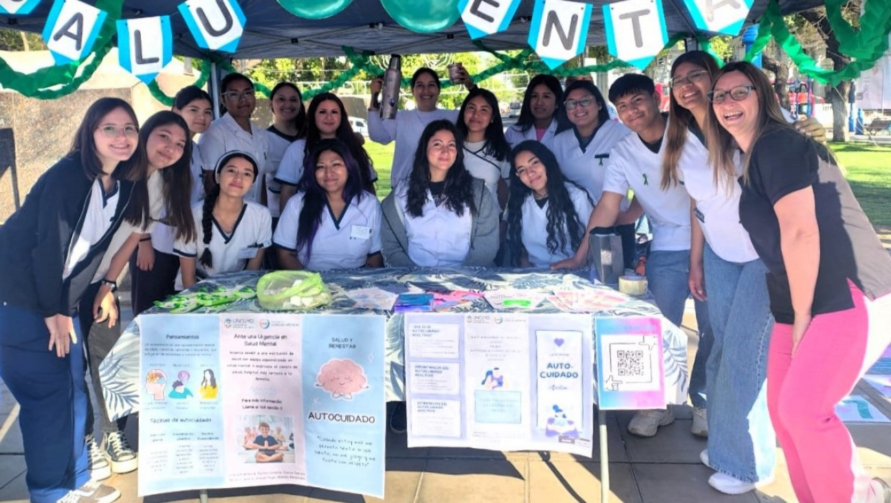 imagen Estudiantes de Enfermería fueron extensionistas en la Plaza Independencia para el cuidado de la salud mental