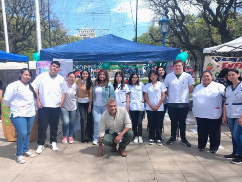 imagen Estudiantes de Enfermería fueron extensionistas en la Plaza Independencia para el cuidado de la salud mental