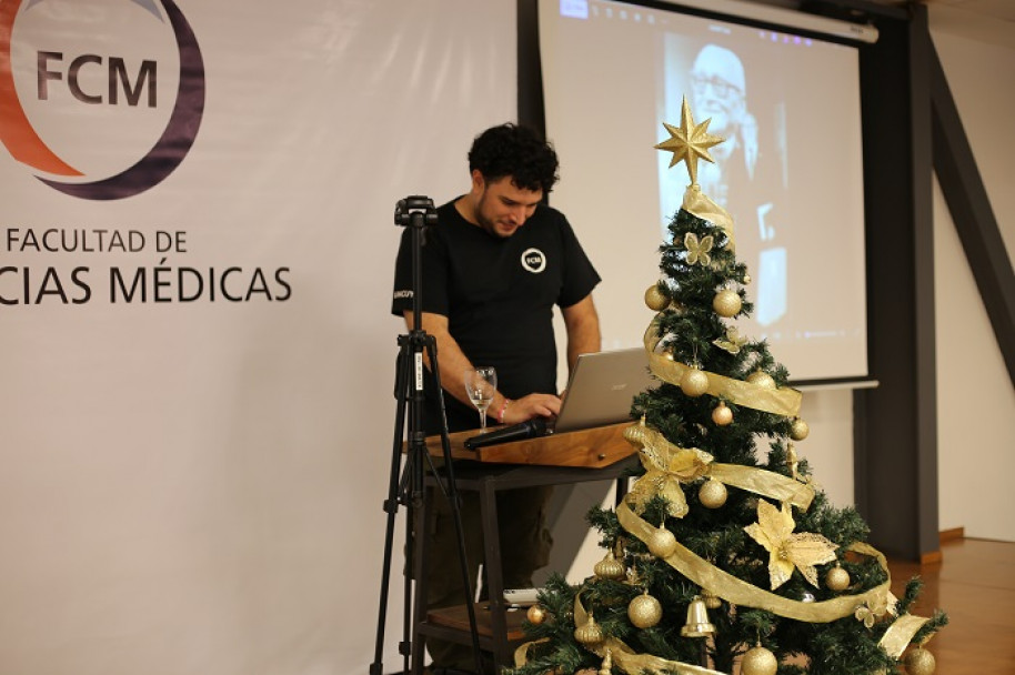 imagen La comunidad educativa de la FCM brindó por fiestas felices y en paz