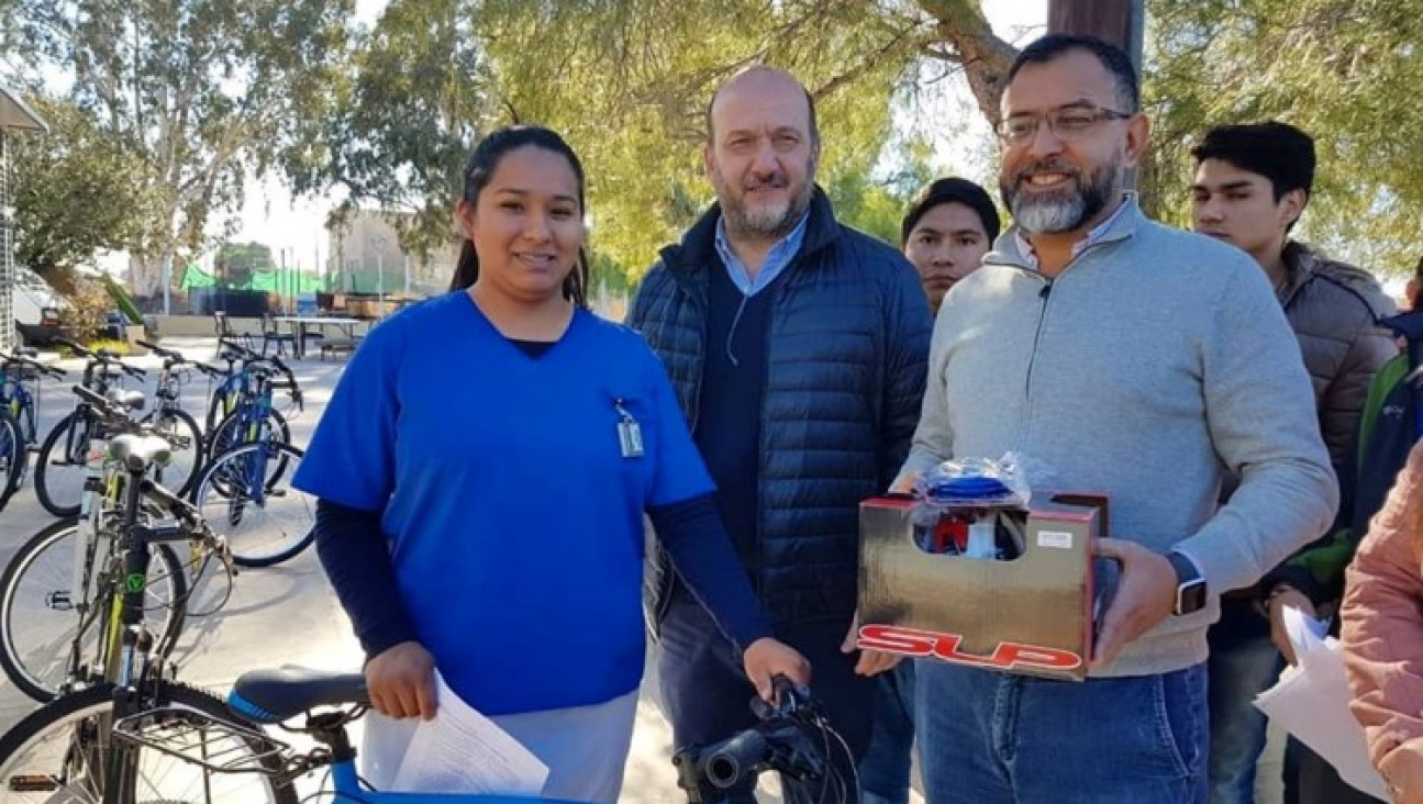 imagen Estudiantes de la FCM recibieron bicicletas como parte de la beca de transporte