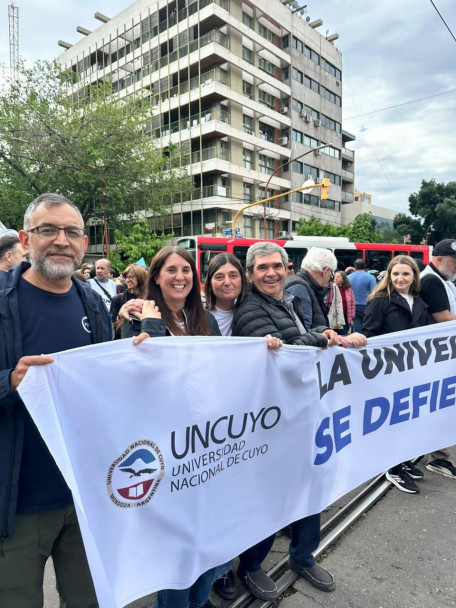 imagen Miles de personas marcharon en Mendoza por la Ley de Financiamiento Universitario