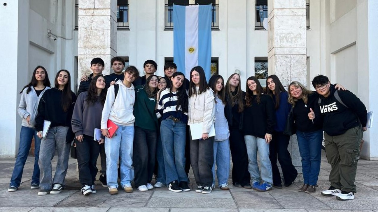 imagen Estudiantes de la Escuela de Agricultura de General Alvear visitaron la FCM y el IHEM