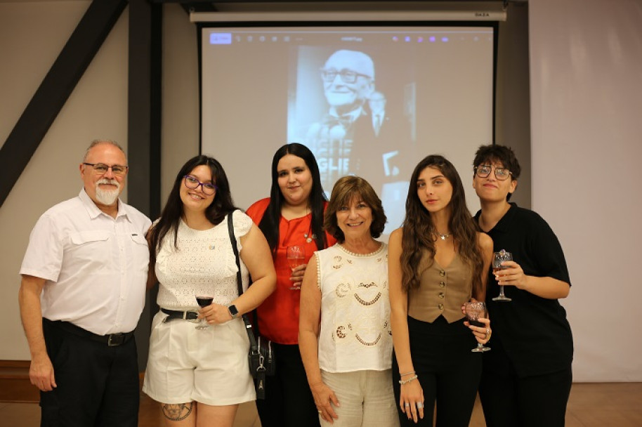 imagen La comunidad educativa de la FCM brindó por fiestas felices y en paz