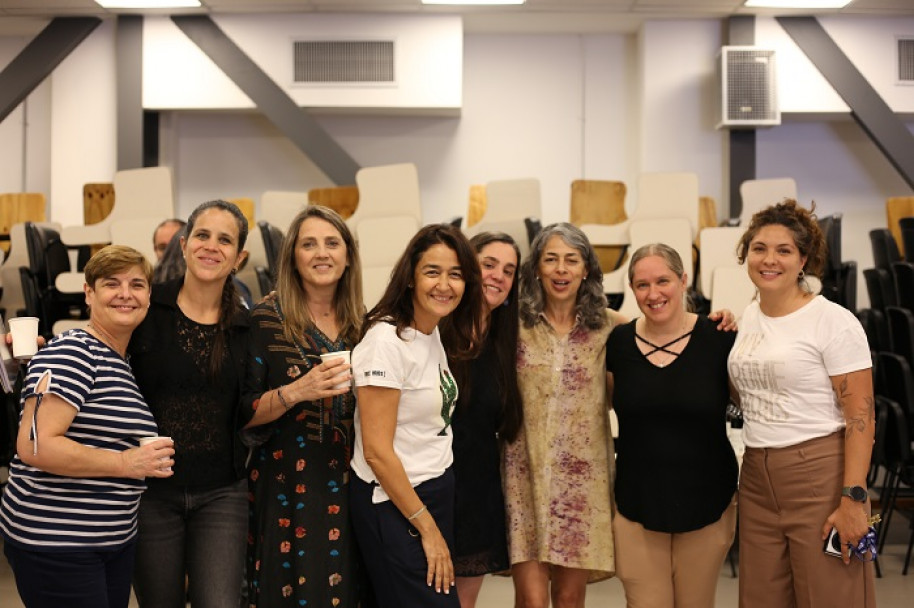 imagen La comunidad educativa de la FCM brindó por fiestas felices y en paz