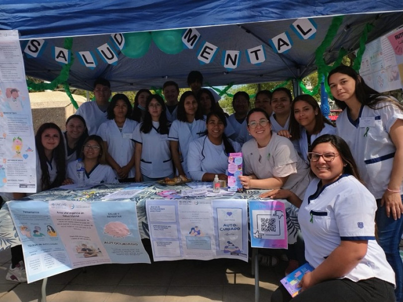 imagen Estudiantes de Enfermería fueron extensionistas en la Plaza Independencia para el cuidado de la salud mental