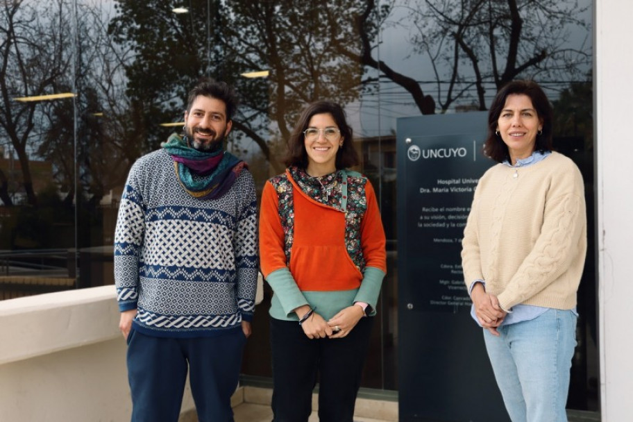 imagen El equipo de comunicación del Hospital Universitario: Tobías Deltín, Victoria Diumenjo y Natalia Daher.