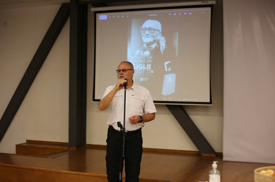 imagen La comunidad educativa de la FCM brindó por fiestas felices y en paz