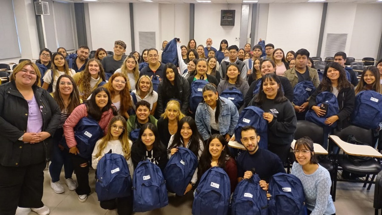 imagen Sesenta y cuatro estudiantes de Enfermería recibieron sus mochilas técnicas