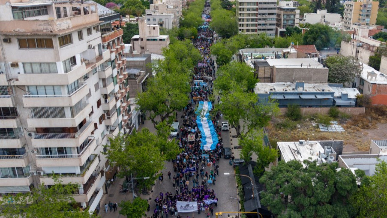 imagen Miles de personas marcharon en Mendoza por la Ley de Financiamiento Universitario