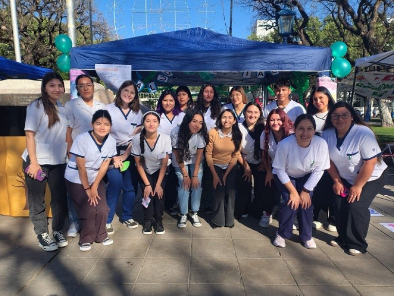 imagen Estudiantes de Enfermería fueron extensionistas en la Plaza Independencia para el cuidado de la salud mental