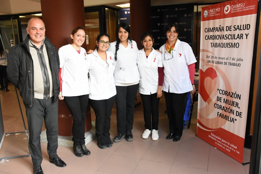 imagen Estudiantes de la Escuela de Enfermería, protagonistas de la Campaña de Salud Cardiovascular y Tabaquismo