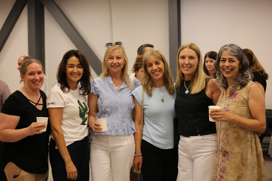 imagen La comunidad educativa de la FCM brindó por fiestas felices y en paz