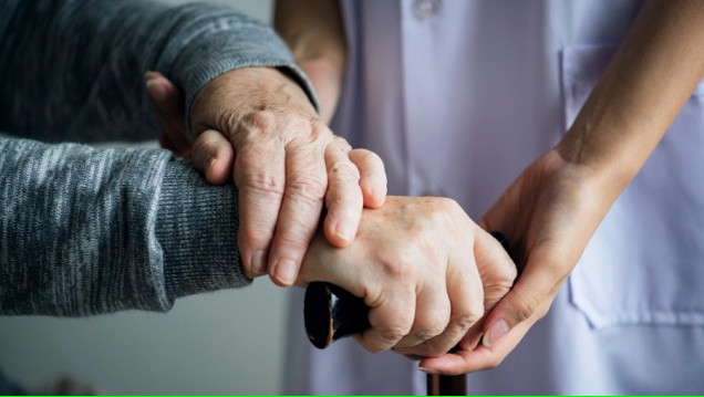 imagen Presentan Trabajo Final sobre Prácticas preventivas del Síndrome del cuidador quemado en asistentes geriátricos 