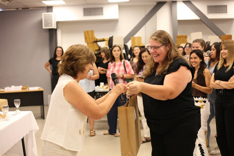 imagen La comunidad educativa de la FCM brindó por fiestas felices y en paz