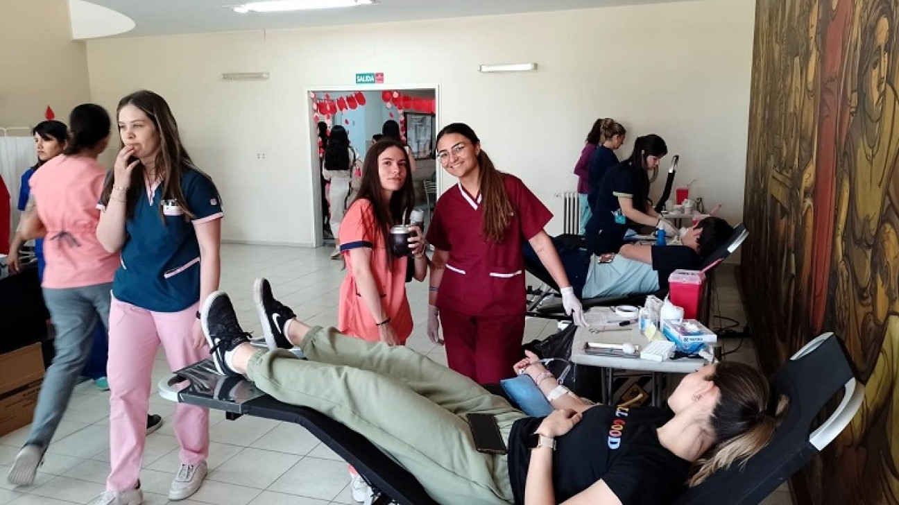 imagen Estudiantes de Tecnicatura de Hemoterapia organizaron una exitosa campaña de donación de sangre