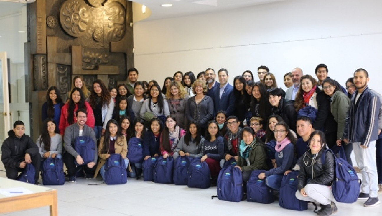 imagen Estudiantes de 2º año de la Licenciatura reciben mochilas técnicas para Enfermería