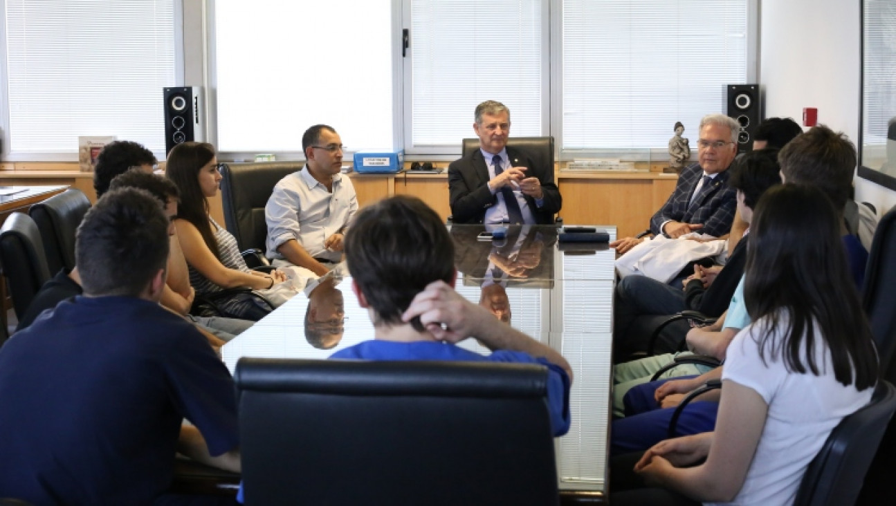 imagen Pizzi recibió a la delegación de estudiantes que descolló en las Olimpíadas Nacionales de Medicina