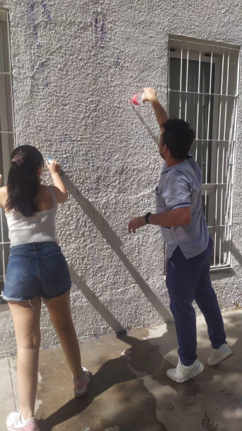 imagen Estudiantes de Medicina limpiaron y acondicionaron paredes y canteros de la FCM